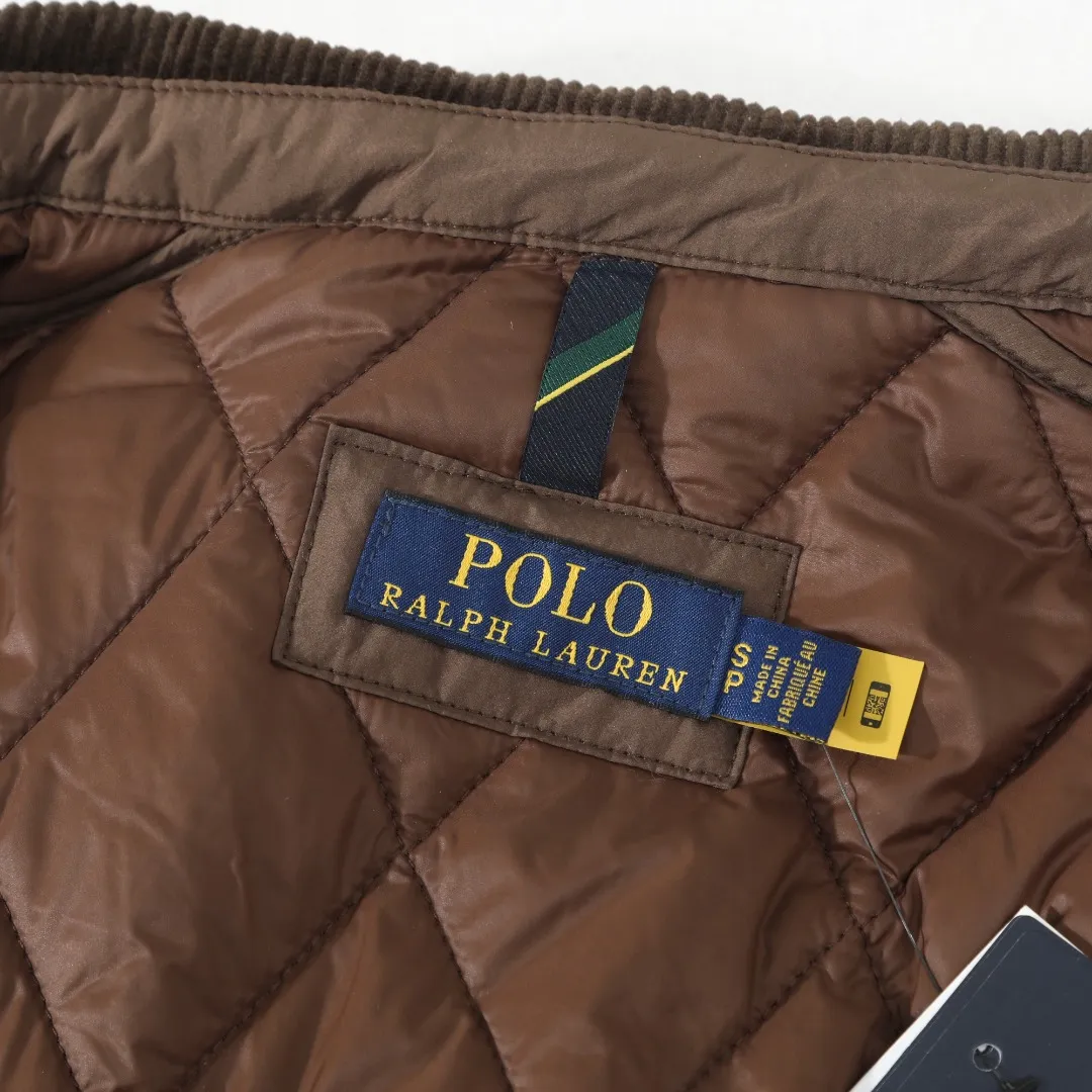 P370 #59 Ralph Lauren classic rhombus quilted cotton jacket for men and women. Inspired by retro workwear, it blends with contemporary British style. The imported machine-pressed rhombus quilting is accurately aligned, and the three-dimensional H-shaped tailoring is neat and slim. It is not bulky when layered in autumn and winter, and still maintains a light style.  Texture is reflected in the details: customized metal buckles, corduroy lapels, breathable eyelets under the arms, and slits on the hem, all replicating the brand's high-end genes. All excipients are standardized!  Five colors to choose from: black/khaki/brown/green/navy blue, easy to switch between commuting, leisure, and travel occasions. Function and appearance coexist: 37.5°C temperature control black technology, breathable and moisture-proof, anti-slip cotton patented fabric, temperature-locking, soft and waxy, durable and stylish. A retro warm-keeping item that can handle low temperatures calmly. The details are all made of craftsmanship, and the style has no limits. It has a classy look that will turn heads.  Color: Khaki Black Navy Green Brown Size: S M L